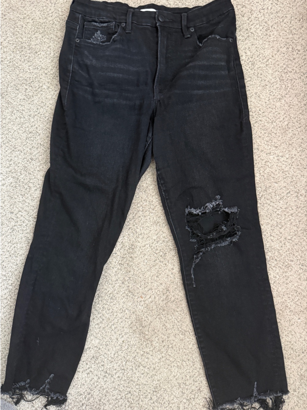 Good American Black Skinny Jeans with Distressed Knee